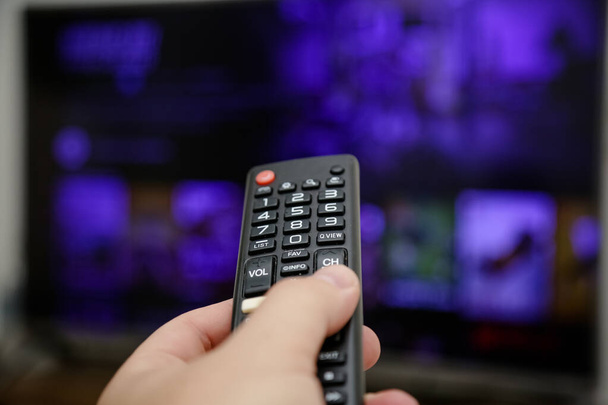 control remoto de televisión para encender y ver series y películas. - Foto, Imagen
