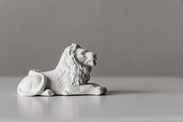 Toy lion figurine made of white plaster for painting with paints - Foto, afbeelding