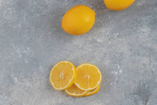 Négy szelet savanyú citrom márvány alapon. Kiváló minőségű fénykép - Fotó, kép