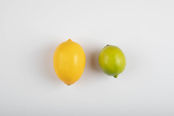 Свіжий соковитий лимон і лайм ізольовані на білому тлі. Високоякісна фотографія
 - Фото, зображення