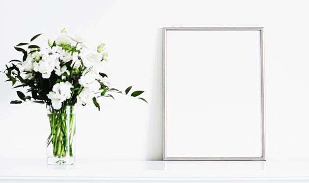 Срібна рамка на білих меблях, розкішний домашній декор та дизайн для макетів, друк плакатів та друкованого мистецтва, вітрина інтернет-магазину
 - Фото, зображення