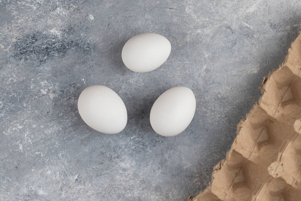Zestaw świeżych białych jaj kurzych na marmurowym tle. Wysokiej jakości zdjęcie - Zdjęcie, obraz