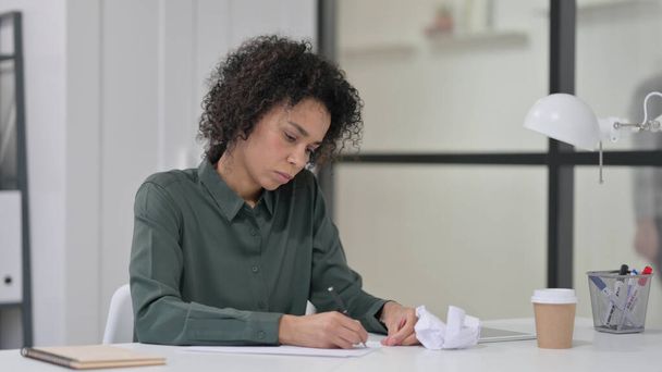 Αφρικανική γυναίκα ανίκανη να γράψει σε χαρτί στην εργασία - Φωτογραφία, εικόνα