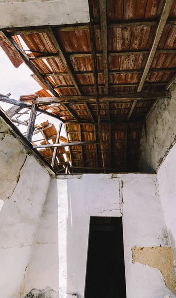 Una foto de bajo ángulo del techo de una casa abandonada en Portugal - Foto, imagen
