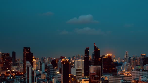 Metropolis şehir merkezindeki hızlandırılmış gece manzarası ve yüksek binalar - Video, Çekim