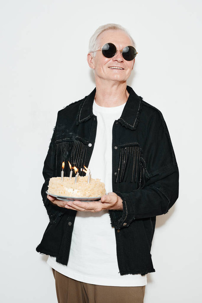 Cool Senior Man s narozeninovým dortem - Fotografie, Obrázek