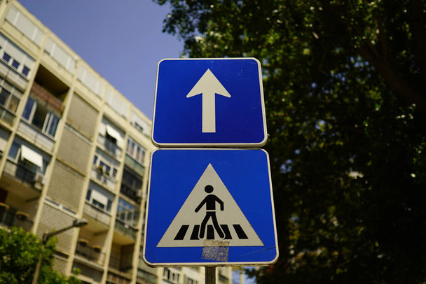 A road sign of pedestrian crossing in the city - Zdjęcie, obraz