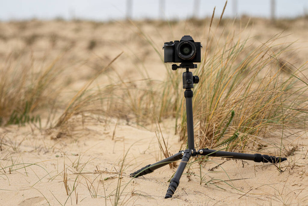 A closeup shot of a mirrorless camera on a tripod at the beach - Photo, Image