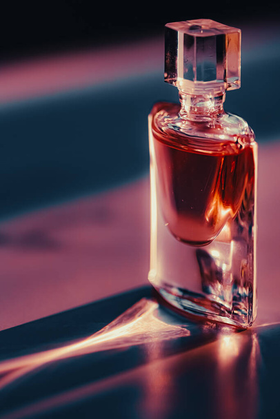 Parfümös üveg naplementekor, parfüm mint luxus szépség és kozmetikai termék - Fotó, kép