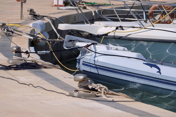Италия, Сицилия, Средиземное море, Марина ди Рагуза (провинция Рагуза); моторные лодки и роскошные яхты в порту  - Фото, изображение
