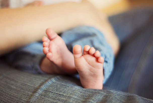 Madre con i piedi del bambino
 - Foto, immagini