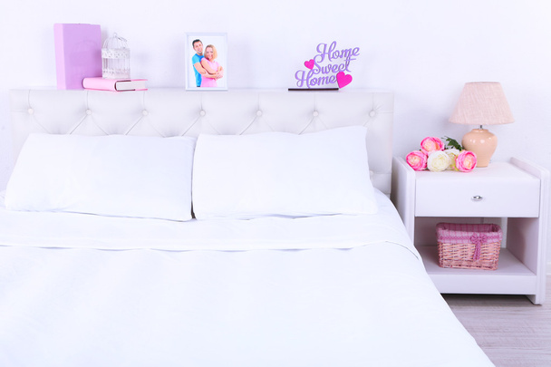 Comfortable soft bed in room - Foto, afbeelding