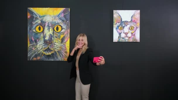 Catlike selfie στην έκθεση ζωγραφικής - Πλάνα, βίντεο