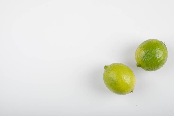 Два стиглих плоди лайма ізольовані на білому тлі. Високоякісна фотографія
 - Фото, зображення