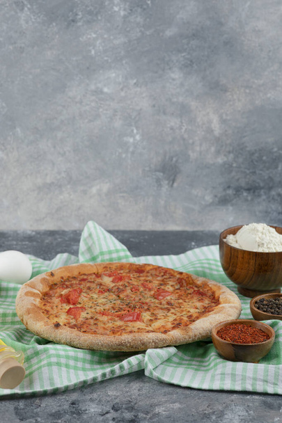 Un ve yumurta kaplı lezzetli peynirli domates pizzası. Yüksek kalite fotoğraf - Fotoğraf, Görsel