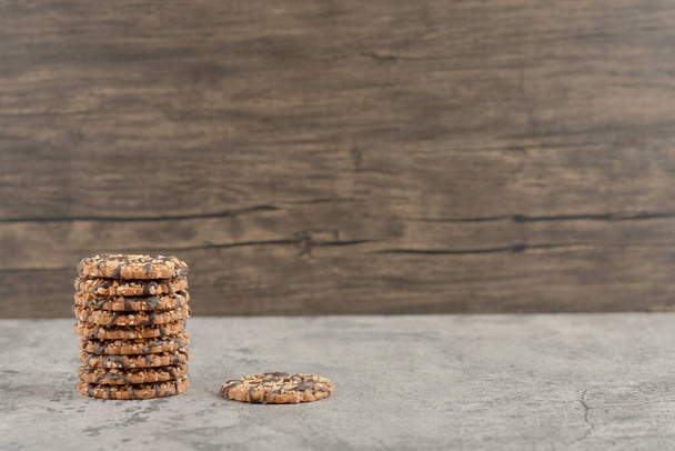 Set van zoete heerlijke koekjes met chocoladesiroop geïsoleerd op een stenen achtergrond. Hoge kwaliteit foto - Foto, afbeelding