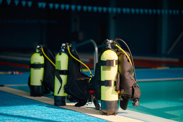 Trzy zbiorniki tlenu przy basenie, sprzęt do nurkowania - Zdjęcie, obraz