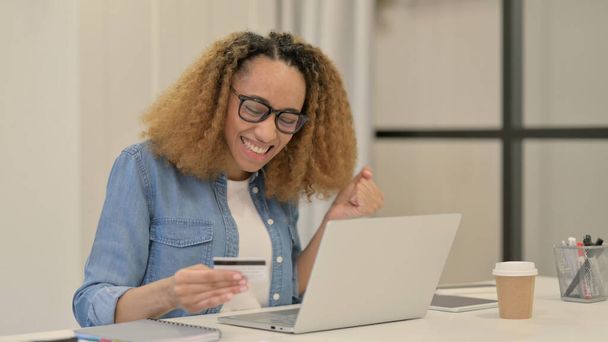 Shopping online di successo sul computer portatile da donna africana  - Foto, immagini