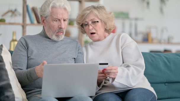Online shopping αποτυχία για ηλικιωμένο ζευγάρι στο σπίτι - Φωτογραφία, εικόνα