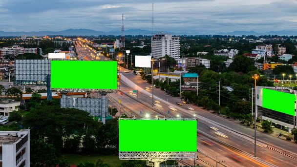 widok z góry autostrady w nocy z tablicy zielony ekran - Zdjęcie, obraz