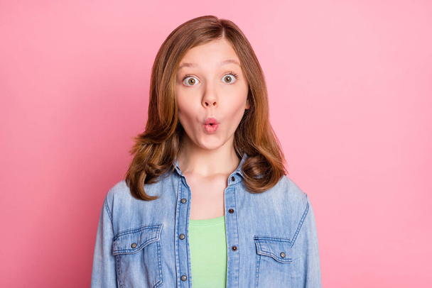 Foto portret verbaasd staren tiener meisje dragen jeans jas geïsoleerde pastel roze kleur achtergrond - Foto, afbeelding