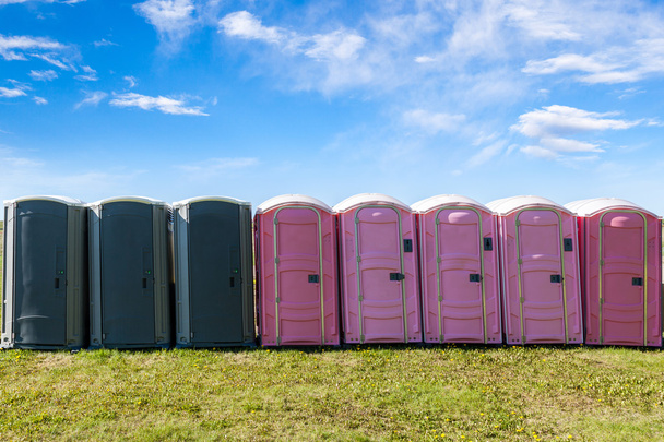 Toilettes portatives extérieures sur un terrain ouvert
 - Photo, image