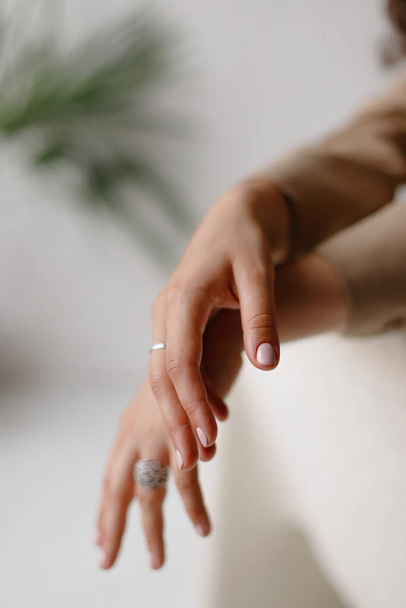 Belas mãos femininas com manicure rosa - Foto, Imagem