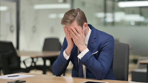 Розчарований бізнесмен почувається стурбованим на роботі
  - Фото, зображення