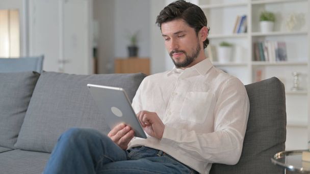 Profesionální mladý muž používající tablet doma  - Fotografie, Obrázek