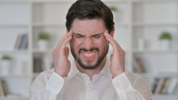 Müder junger Mann mit Kopfschmerzen - Foto, Bild