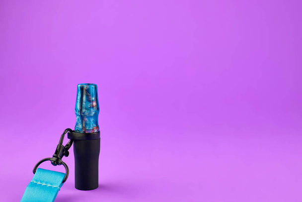 Personal mouthpiece for a hookah, on a pink background. Individual mouthpiece, soft focus. Hookah Smoking Accessories. Shisha Mouthpiece Reusable. - Foto, afbeelding