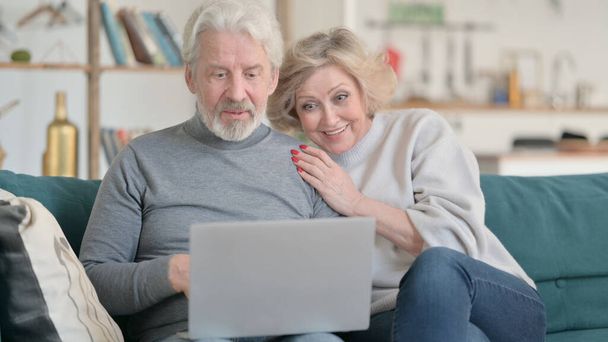 Evde dizüstü bilgisayarda "Mutlu Yaşlı Çiftler Konuşuyor" - Fotoğraf, Görsel