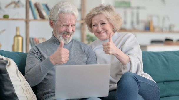Ηλικιωμένο ζευγάρι ενθουσιασμένος για την online επιτυχία στο Laptop - Φωτογραφία, εικόνα