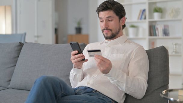 Homme Shopping en ligne à la maison avec Smartphone - Photo, image
