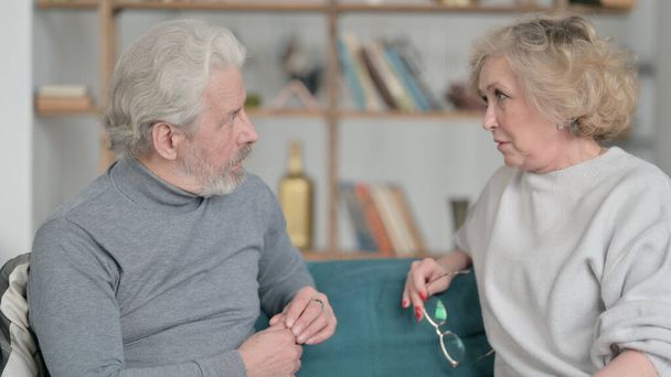 Χαλαρωτικό ηλικιωμένο ζευγάρι που μιλάει στο σπίτι - Φωτογραφία, εικόνα