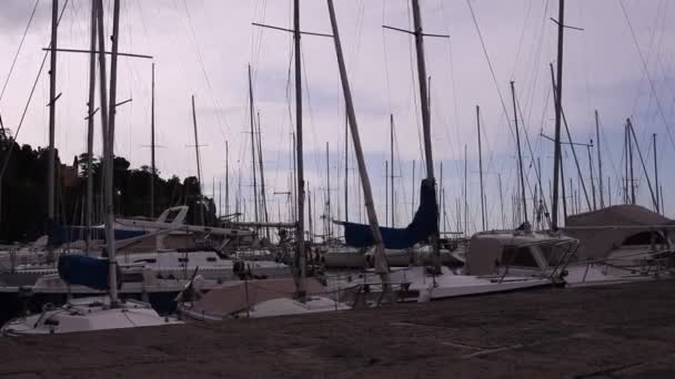 Plachetnice, zaparkované v přístavu Terst - Záběry, video