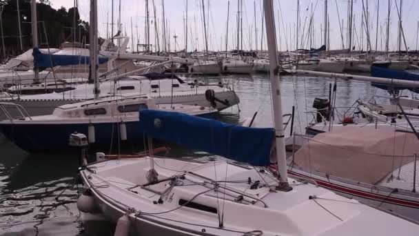 Plachetnice, zaparkované v přístavu Terst - Záběry, video