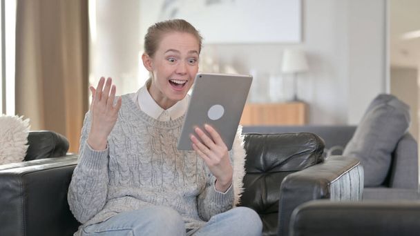 Donna eccitata che festeggia il successo sul tablet a casa - Foto, immagini