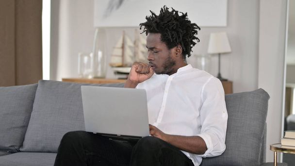 病気アフリカ人男とともにノートパソコンカウリングで家に - 写真・画像