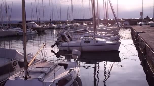 ヨットはトリエステ桟橋に駐車 - 映像、動画