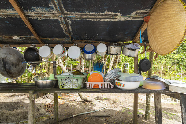 Ο πάγκος μιας ταπεινής κουζίνας, γεμάτη γλάστρες, κουτιά και διάφορα άλλα πράγματα, στο νησί Gam, Raja Ampat, Ινδονησία - Φωτογραφία, εικόνα