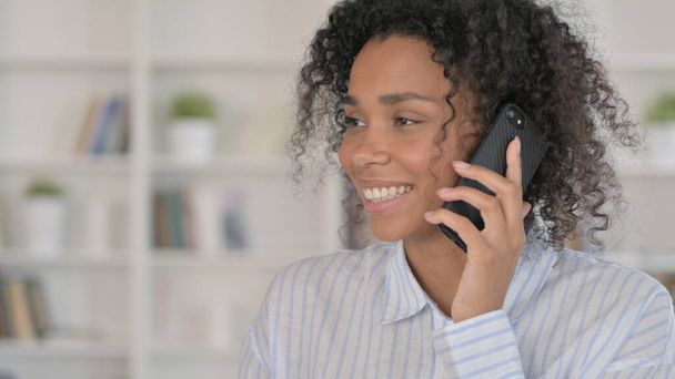 Vrolijk Afrikaans zakenvrouw praten over de telefoon - Foto, afbeelding