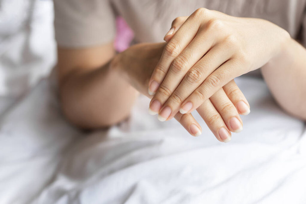 Vrouw handen en nagels met gezond. Het begrip gezondheidszorg. - Foto, afbeelding