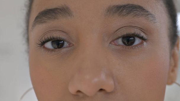Ojos parpadeantes de hermosa joven africana chica  - Foto, Imagen