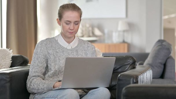 Profesjonalna kobieta pracująca na laptopie na kanapie - Zdjęcie, obraz