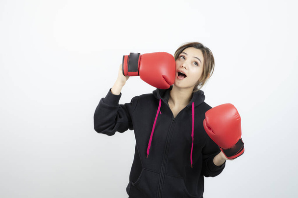 Retrato de uma jovem desportista confiante usando luvas de boxe. Foto de alta qualidade - Foto, Imagem