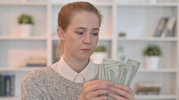Retrato de mujer contando dólares - Foto, imagen