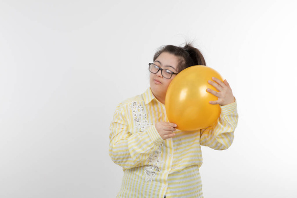 ragazza con sindrome di Down in posa con palloncino - Foto, immagini