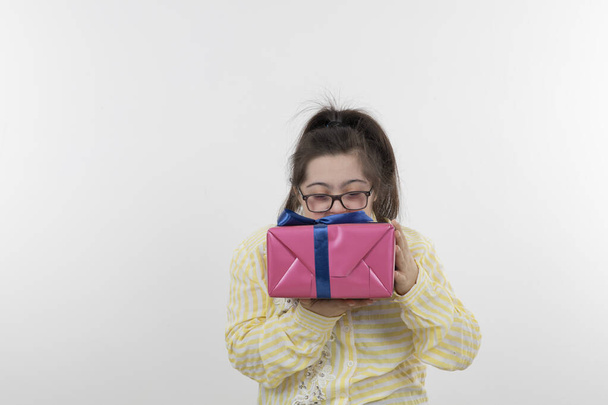dziewczyna z zespołem Downa pozowanie z pudełka prezentów - Zdjęcie, obraz
