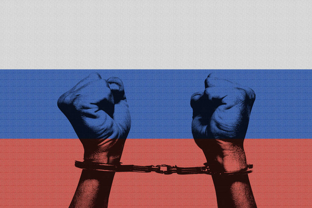 Σημαία Ρωσίας και χέρια αλυσοδεμένα με χειροπέδες - Φωτογραφία, εικόνα